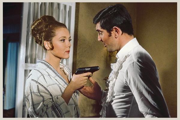 George Lazenby and Diana Rigg in movie