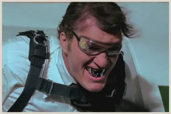 Jaws jumps out of plane to chase James Bond in midair
